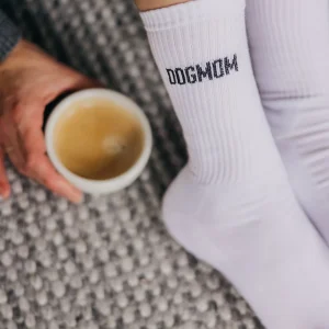 Lieblingspfote DOGMOM Socken getragen ohne Schuhe mit Kaffeebecher