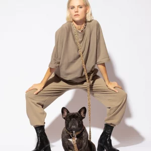 Hot Doggies Coco Noir Freihandleine crossbody getragen