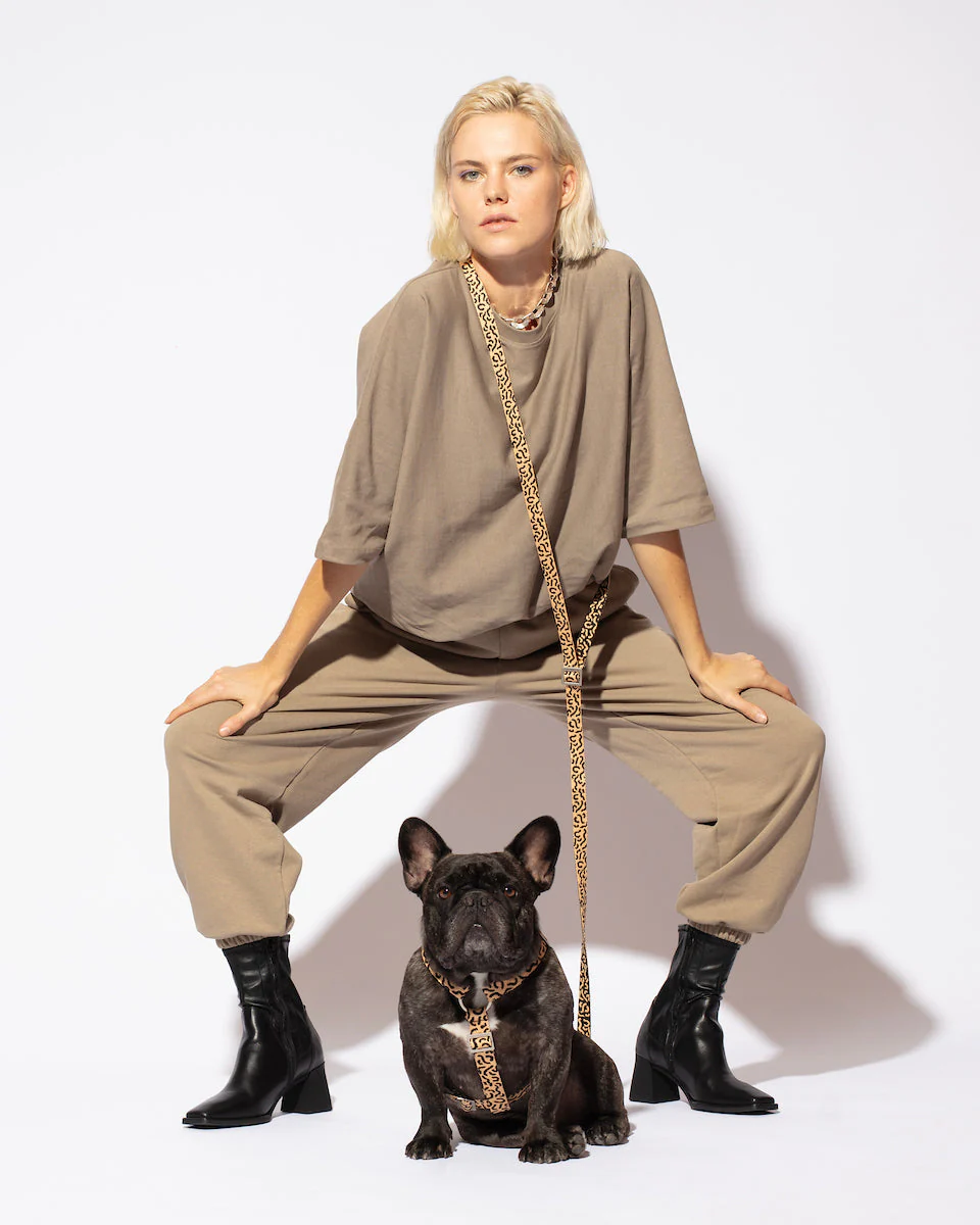 Hot Doggies Coco Noir Freihandleine crossbody getragen
