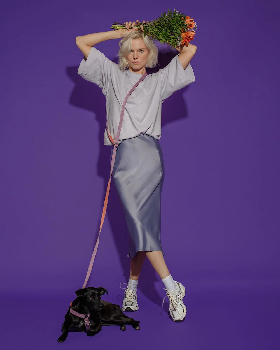 Hot Doggies Lily Coral Freihandleine crossbody getragen
