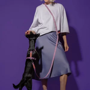 Hot Doggies Lily Coral Freihandleine crossbody getragen