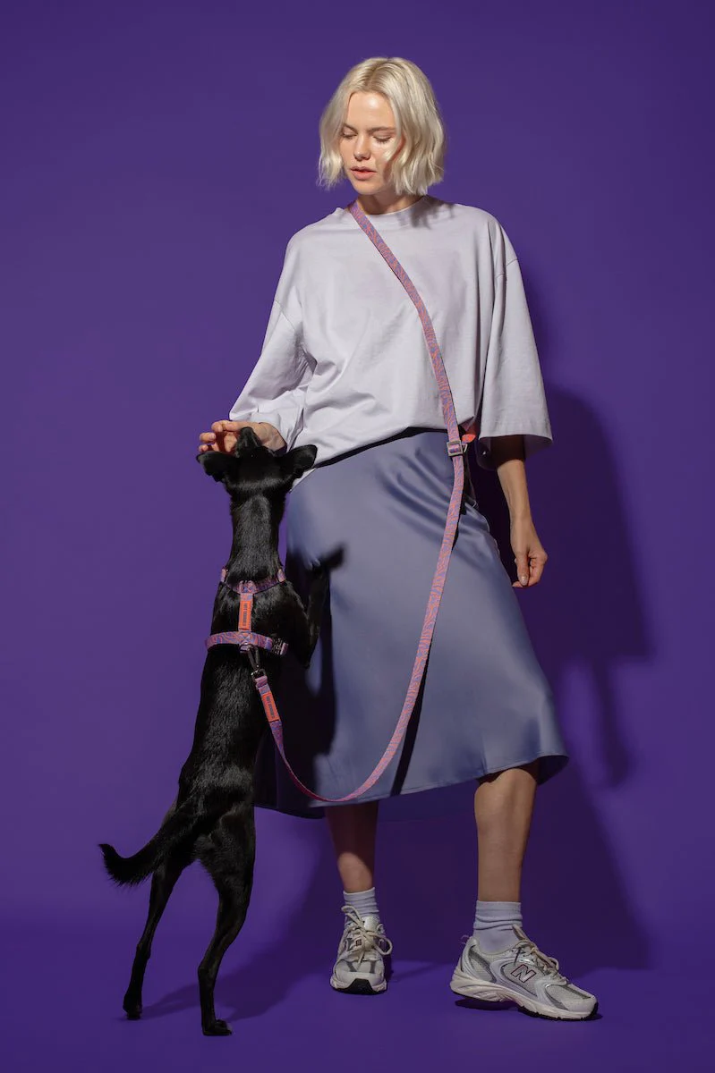 Hot Doggies Lily Coral Freihandleine crossbody getragen