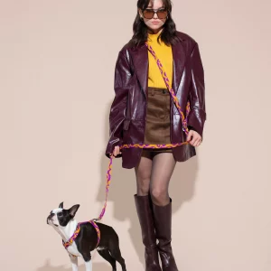 Hot Doggies Freihandleine Bonny Plum crossbody getragen