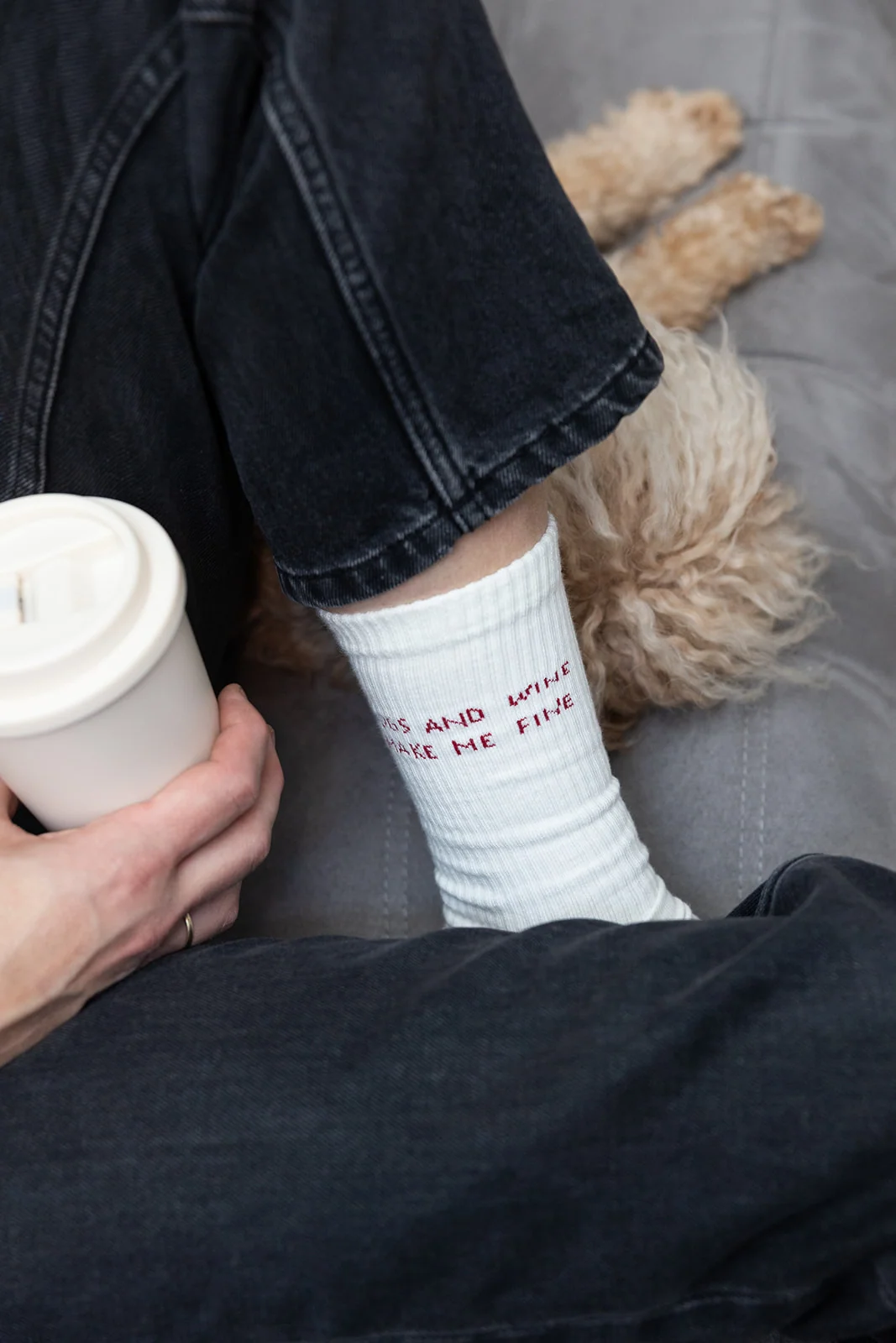Lieblingspfote Socken DOGS AND WINE MAKE ME FINE – Bild 2