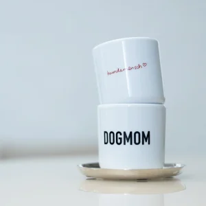 Weiße Lieblingspfote Porzellantasse für Hundemenschen gestapelt auf weisse Tasse mit Dogmom Print